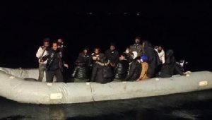 İzmir açıklarında 50 kaçak göçmen kurtarıldı 