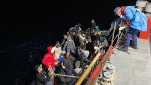 İzmir açıklarında 59 düzensiz göçmen kurtarıldı