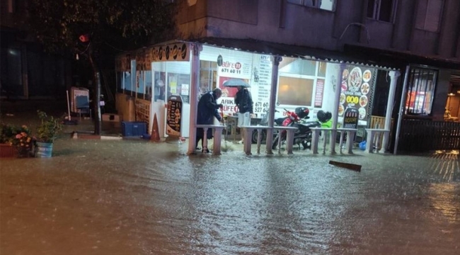 İzmir'de yağmur sonrası su baskınları