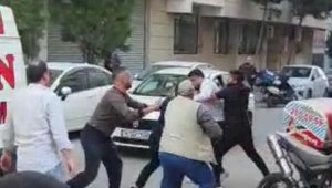 İzmir'de bıçaklı ve demir çubuklu 'yol verme' kavgası