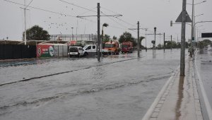 İzmir'de fırtına nedeniyle deniz taştı, vapur seferleri durdu