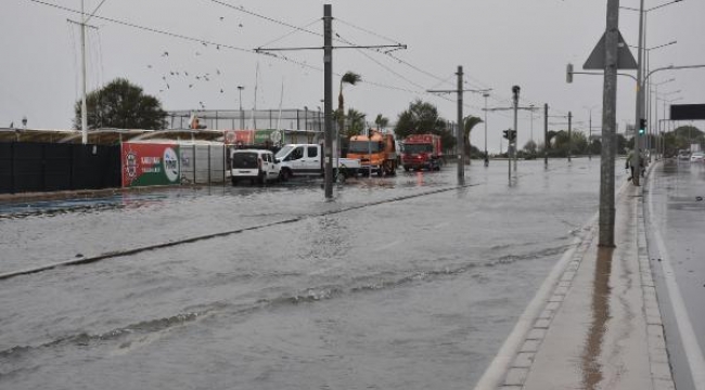 İzmir'de fırtına nedeniyle deniz taştı, vapur seferleri durdu