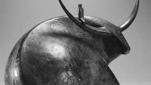 İzmir'de heykellere vandallardan saldırı