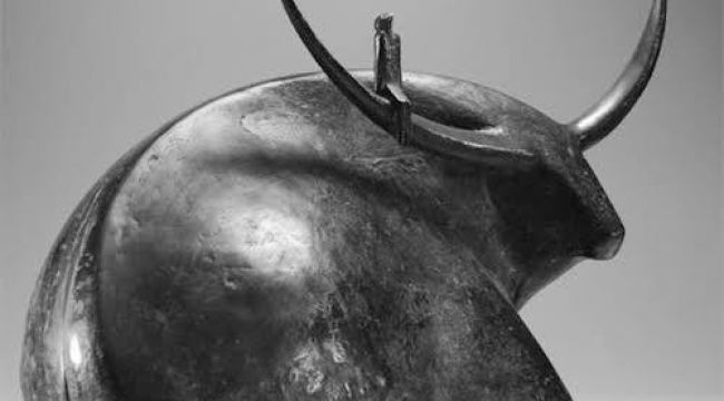 İzmir'de heykellere vandallardan saldırı