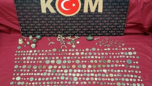 İzmir'de, kamyonda 632 tarihi eser ele geçirildi