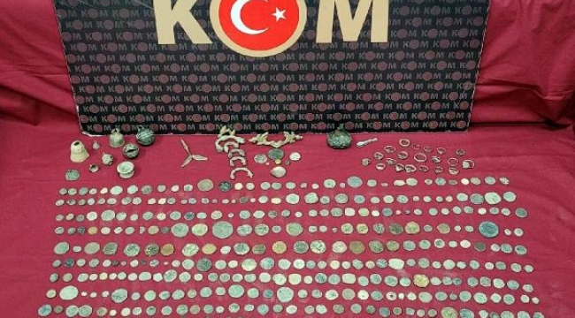 İzmir'de, kamyonda 632 tarihi eser ele geçirildi