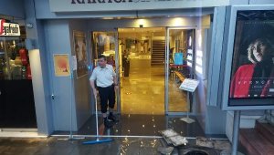 İzmir'de Karaca Sineması'nı su bastı