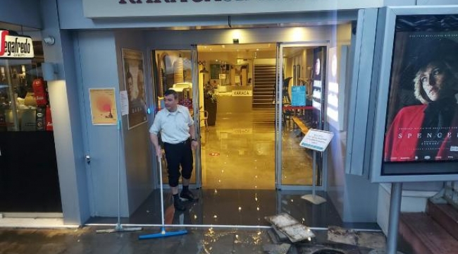 İzmir'de Karaca Sineması'nı su bastı