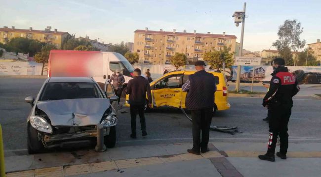 İzmir'de taksi ile otomobil çarpıştı: 4 yaralı