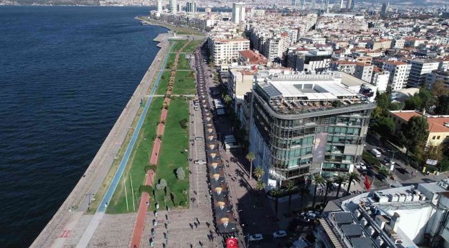 İzmirliler 10 Kasım'da 350 metrelik Atatürk posteriyle yürüdü