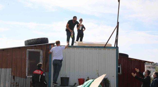 Kaçak yapılarını yıktırmak istemeyen aile benzinle karşı koydu