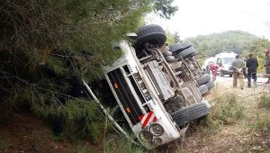 Kamyon devrildi; baba öldü, oğlu yaralı