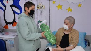Kanseri yenen İpek, onkoloji servislerinde umut dağıtıyor