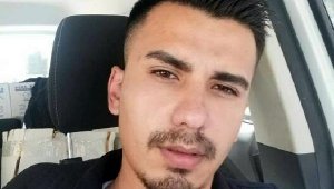 Karakoldan çıktı, sokak tabelasına kendini astı