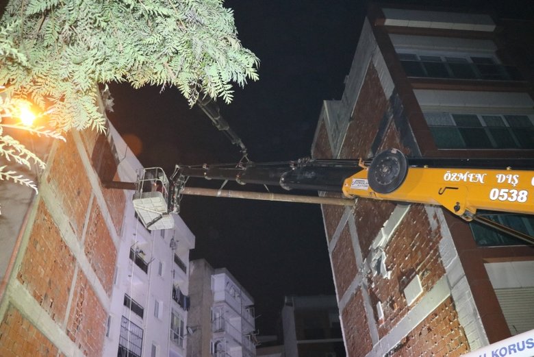 Karşıyaka'da apartman kaydı! 5 bina boşaltıldı