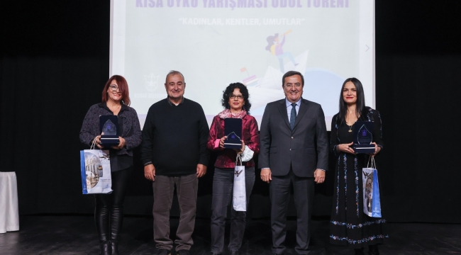 Konak'ta "Kadın Öyküleri" Ödülleri sahiplerini buldu
