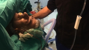 Konuşa konuşa ameliyat edildi, 8 organı çıkarıldı