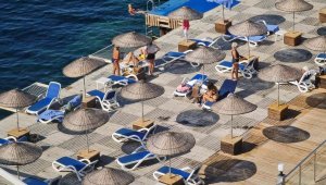 Kuşadası'nda yaz devam ediyor