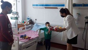 Lösemi hastası çocukları ziyaret edip oyuncak dağıttı