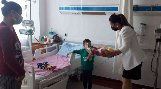 Lösemi hastası çocukları ziyaret edip oyuncak dağıttı