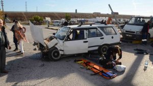 Manisa'da 3 araç birbirine girdi