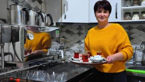 Manisalı İrina 3 yıldır kahvehane işletiyor