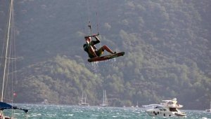 Marmaris'te sörfçüler, görsel şölen sundu