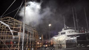 Marmaris'te ahşap gulet yandı