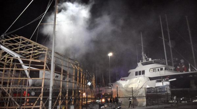 Marmaris'te ahşap gulet yandı