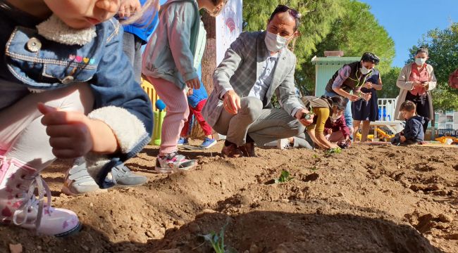 Menemen'in küçük bahçıvanları fidan dikti