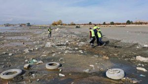 Metrelerce geri çekilen gölden 40 ton çöp çıktı