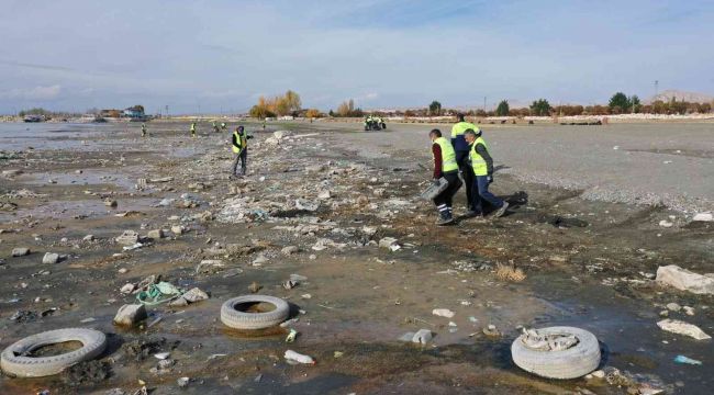 Metrelerce geri çekilen gölden 40 ton çöp çıktı