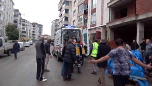 Oğlunun gözleri önünde inşaattan düştü