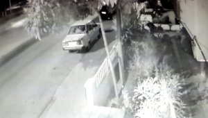 Park halindeki tıra arkadan çarpan otomobil alev aldı; 1 ölü, 1 ağır yaralı