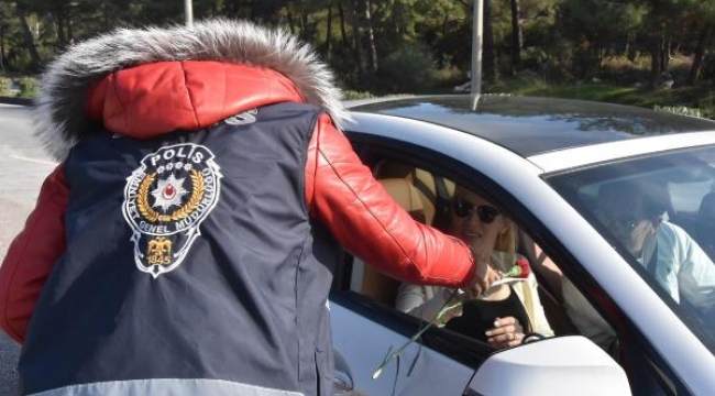 Polisler kadın sürücülere karanfil dağtıp, KADES'i anlattı