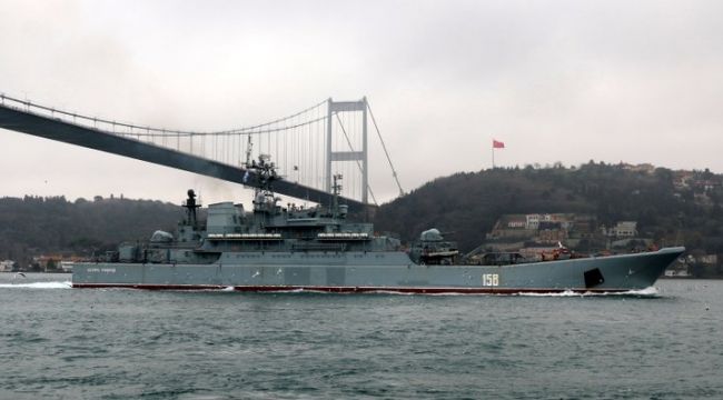 Rus savaş gemisi İstanbul Boğazı'ndan geçti