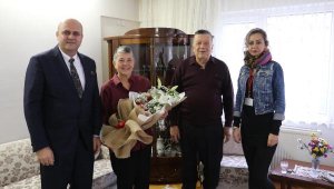 Safiye Öğretmen, Başkan Ergün'ün sürprizi ile duygulandı