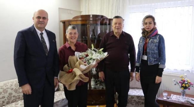 Safiye Öğretmen, Başkan Ergün'ün sürprizi ile duygulandı