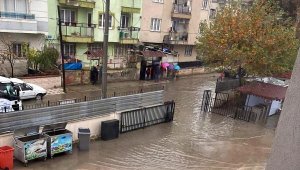 Sağanak! Öğrenciler okula araçlarla taşındı