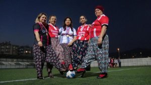 Şalvar ve topuklu ayakkabıyla şiddete tepki