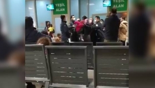 Selamını almayan doktorun üzerine yürüyüp hastaneyi birbirine kattı!