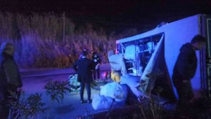 Söke'de eşya yüklü kamyon devrildi: 3 yaralı