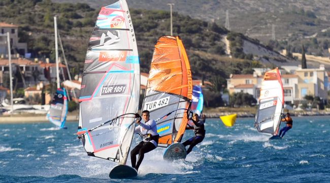 Sörf tutkunları Alaçatı'da buluştu