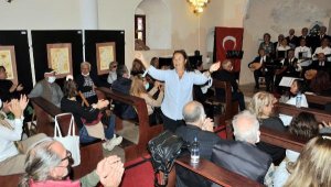 Tarihi kilisede, mikrofonsuz türkü konseri