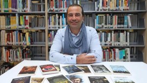 Tasarımlarıyla kitap kapaklarına renk veriyor