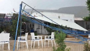 Tekneleri batıran hortum, ağaçları kökünden söktü