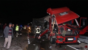 TIR'ın kupası ikiye bölündü; 1 yaralı