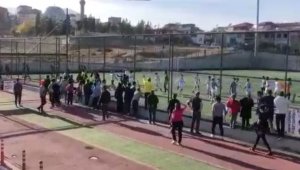 Yeşil sahada futbolcular boksöre dönüştü