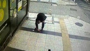 Yola saçılan paraları toplayıp gitti