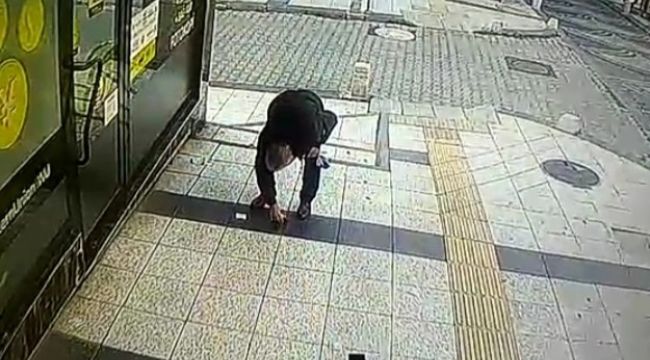 Yola saçılan paraları toplayıp gitti